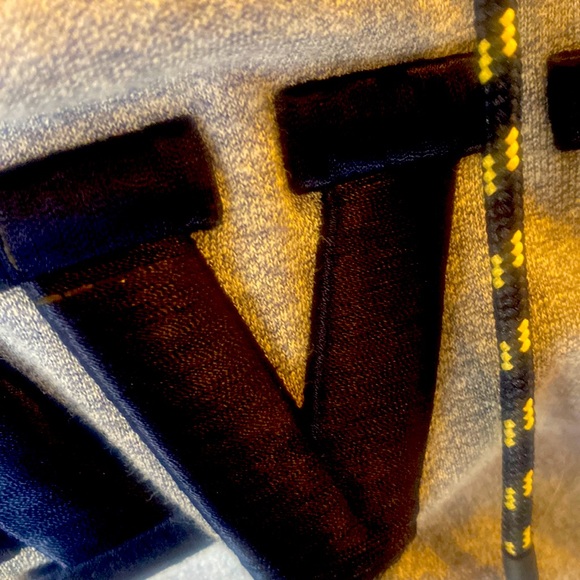 Men’s NAVY hoodie by Under Armor. - Picture 3 of 4